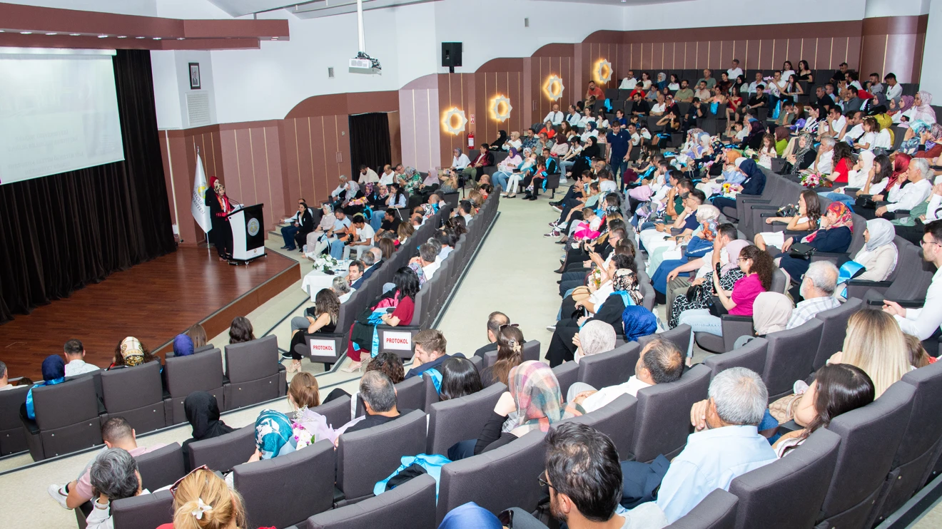 Sağlık Bilimleri Enstitüsünde Mezuniyet ve Ödül Töreni gerçekleştirildi